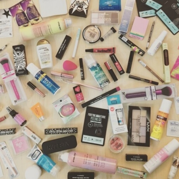 5 ITEM Cosmetic, HBA, & Skin Care Mystery Box - Picture 2 of 3